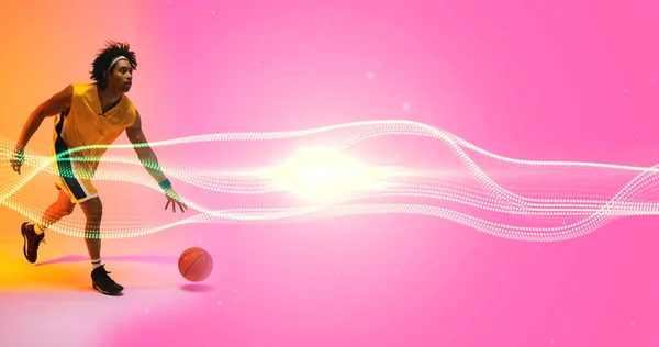 Состав Игрока Играющего Мячом Помощи Подсветки Волн Розовом Фоне Мбаппе — стоковое фото