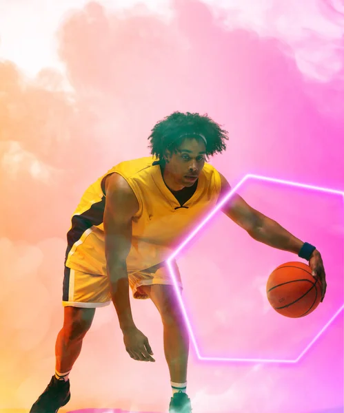 Sammansatt Biracial Basketspelare Dribbling Boll Genom Glödande Hexagon Rosa Rökig — Stockfoto