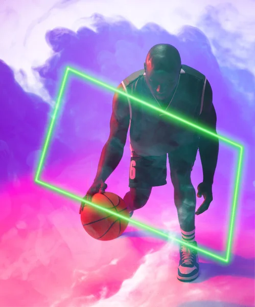 Africký Americký Hráč Basketbalu Dribling Míč Osvětleným Obdélníkem Zakouřeném Pozadí — Stock fotografie