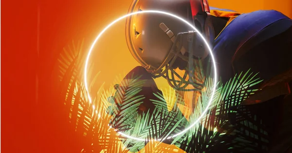 ヘルメットを着用し ライトアップサークルや植物によってボールを保持ストレスアメリカのサッカー選手 オレンジ コピースペース 複合体 スポーツ イラスト 形の概念 — ストック写真