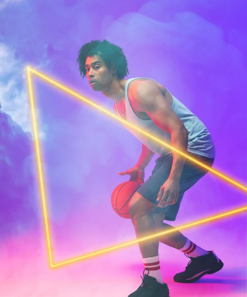 Skládá Biracial Mužského Hráče Kapající Basketbal Zářící Trojúhelník Modrém Zakouřeném — Stock fotografie