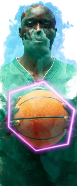 Porträtt Skallig Afrikansk Amerikansk Basketspelare Med Boll Genom Upplyst Hexagon — Stockfoto