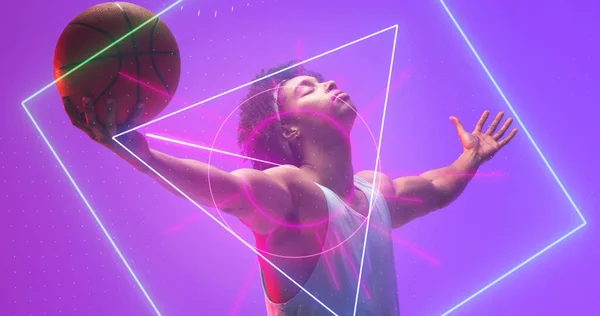 腕が照らされた幾何学的な形の上に卓越した伸びを持つ出生バスケットボール選手 コピースペース ボール 目を閉じて 屈託のない スポーツ イラスト — ストック写真