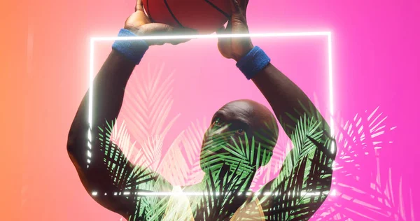 Состав Лысого Африканского Баскетболиста Бросающего Мяч Подсвеченными Шестиугольниками Растениями Копируйте — стоковое фото