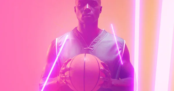 Allvarlig Afrikansk Amerikansk Basketspelare Som Håller Bollen Med Upplysta Lampor — Stockfoto