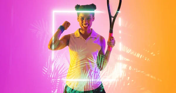 Glada Biracial Tennis Kvinnliga Spelare Med Racket Klämma Tänderna Genom — Stockfoto