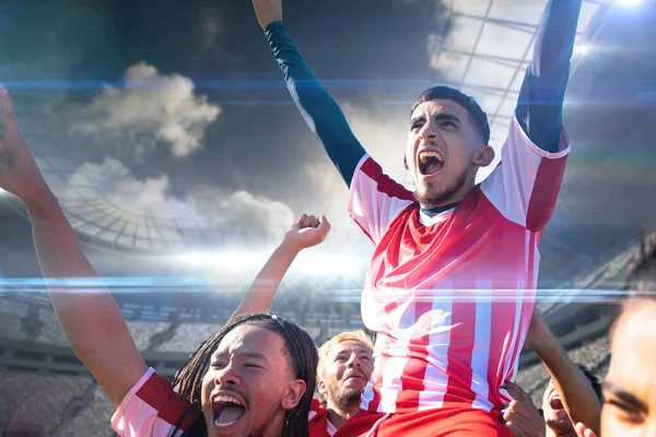 Team Van Multiraciale Mannelijke Voetballers Vieren Overwinning Het Stadion Bewolkte — Stockfoto