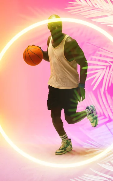 Afrikansk Amerikansk Basketspelare Dribblande Boll Och Kör Cirkel Och Växter — Stockfoto