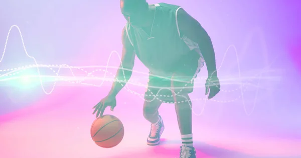 Afrikanischer Basketballspieler Dribbelt Ball Durch Beleuchtete Wellengemusterte Linien Kopierraum Composite — Stockfoto