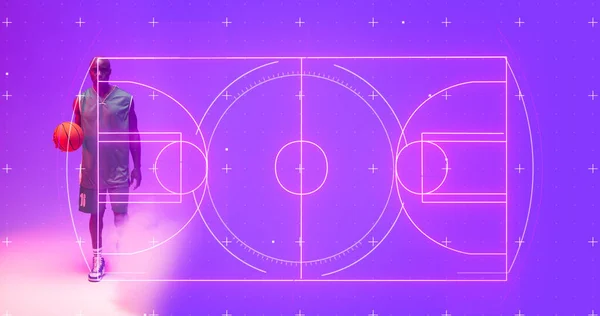 照明付きバスケットボールコートとボールを持つアフリカ系アメリカ人選手の上にプラス記号の複合体 コピースペース スポーツ イラスト 形と抽象的な概念 — ストック写真