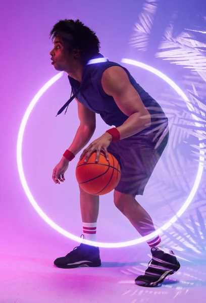 Вид Сбоку Бирасового Игрока Мужчину Дрифтующего Баскетбол Освещенному Кругу Растениям — стоковое фото