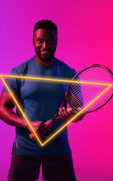 色の背景にラケットを持つ若いアフリカ系アメリカ人のテニス選手の上に三角形のネオン デジタル複合体 デザイン アスリート 競争力のあるスポーツ 肖像画 コピースペース — ストック写真