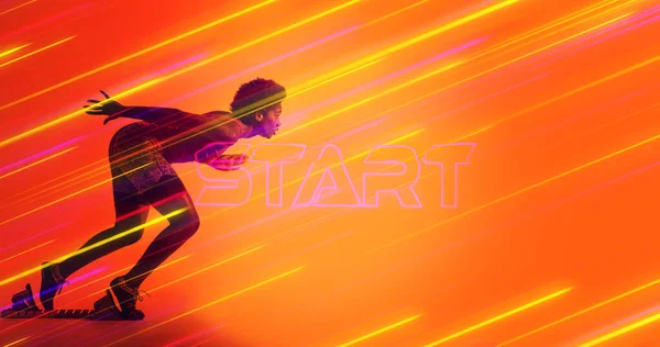 Seitenansicht Einer Zweirassigen Athletin Die Durch Starttext Über Beleuchtete Langbelichtung — Stockfoto
