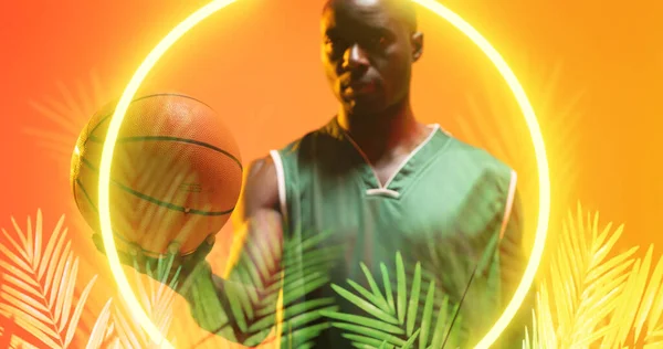 Porträtt Afrikansk Amerikansk Spelare Som Håller Basket Genom Cirkel Och — Stockfoto