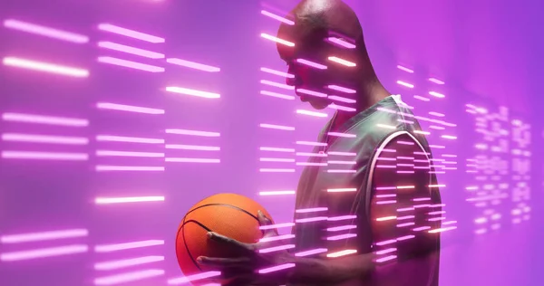 Вид Сбоку Африканского Лысого Баскетболиста Держащего Мяч Над Огнями Фиолетовом — стоковое фото