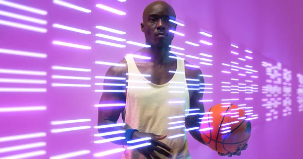 Ritratto Giocatore Basket Afroamericano Con Palla Piedi Luci Sfondo Viola — Foto Stock