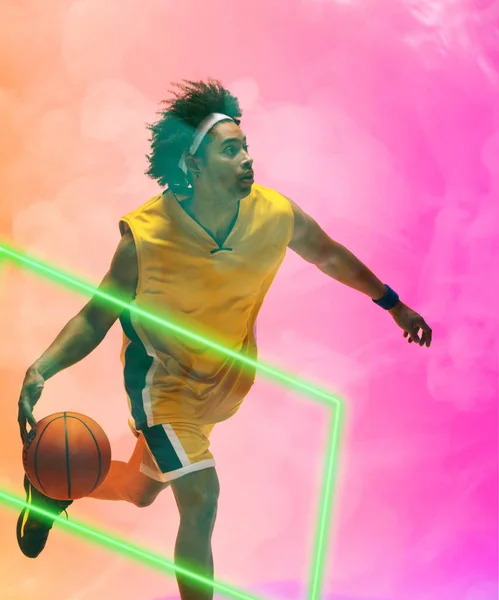 Sammansatt Biracial Manliga Spelare Spelar Basket Genom Rektangel Rökig Bakgrund — Stockfoto