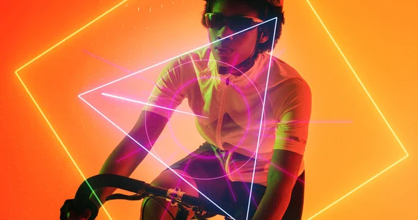 Biathletin Mit Brille Und Fahrradhelm Über Beleuchteten Geometrischen Formen Gelb — Stockfoto