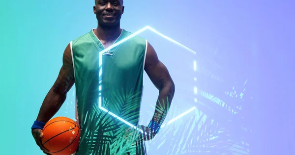 Sammansatt Leende Afrikansk Amerikansk Basketspelare Som Håller Bollen Genom Hexagon — Stockfoto