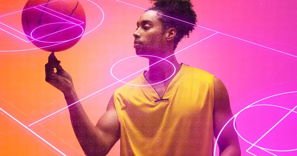 Skládá Osvětleného Basketbalového Hřiště Nad Biraciálním Mužským Hráčem Který Točí — Stock fotografie