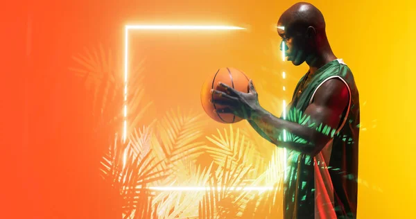 Вид Сбоку Лысого Африканского Баскетболиста Держащего Смотрящего Мяч Квадрату Растение — стоковое фото