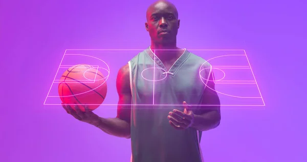 Портрет Африканского Американского Баскетболиста Мячом Над Баскетбольной Площадкой Фиолетовом Фоне — стоковое фото