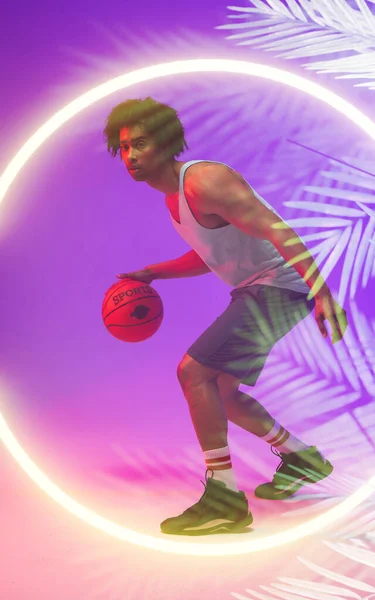 Zijaanzicht Van Biracial Mannelijke Speler Dribbelen Basketbal Door Verlichte Planten — Stockfoto