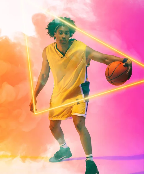 Kompozyt Dwurasowy Męski Gracz Dryblujący Koszykówkę Przez Świecący Trójkąt Dymiącym — Zdjęcie stockowe