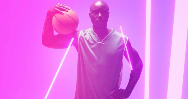 バスケットボールを保持するはげアフリカ系アメリカ人男性選手の複合体は 輝く光によってする必要があります ピンク コピースペース シリアス スポーツ イラスト 形状と抽象的な概念 — ストック写真