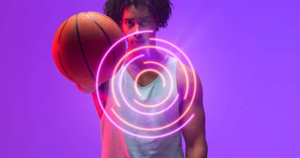 Zusammensetzung Aus Beleuchteten Kreisförmigen Mustern Über Dem Porträt Eines Basketballspielers — Stockfoto