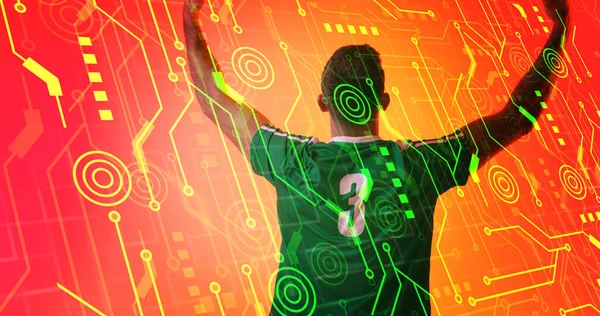 赤の背景に白人サッカー選手とコンピュータ回路 コピースペースの複合体 コンピュータグラフィックス ネットワーキング サッカー デザイン 競争力のあるスポーツ — ストック写真