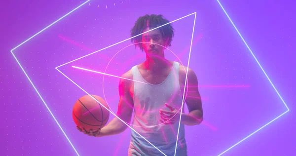 Skládá Osvětlených Geometrických Tvarů Nad Biracial Mužského Hráče Držícího Basketbal — Stock fotografie