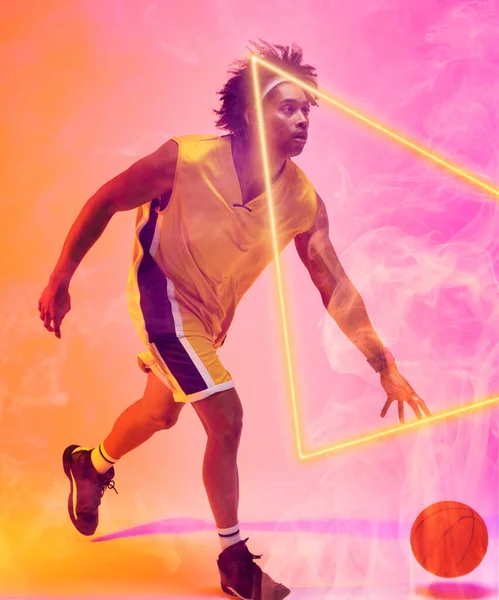 Kompozyt Dwurasowego Męskiego Gracza Grającego Koszykówkę Przez Trójkąt Zadymionym Tle — Zdjęcie stockowe