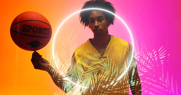 Sebevědomý Biracial Basketbalista Afro Vlasy Točit Míč Prstu Rostliny Kompozitní — Stock fotografie