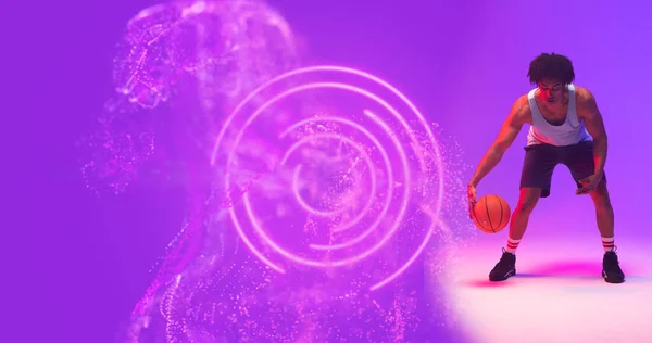 Zusammensetzung Aus Birassischen Männlichen Basketballspielern Mit Beleuchteten Kreisförmigen Und Abstrakten — Stockfoto