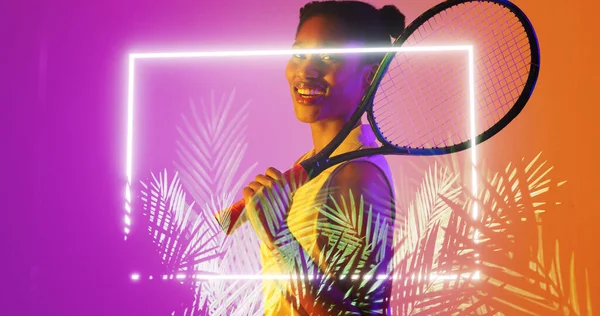 Selig Lächelnde Spielerin Mit Tennisschläger Die Neben Beleuchteten Rechtecken Und — Stockfoto