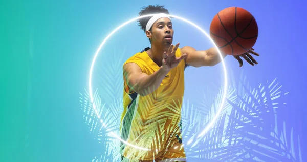 Zusammensetzung Aus Zweirassigen Basketballspieler Wurfball Durch Beleuchteten Kreis Und Pflanzen — Stockfoto