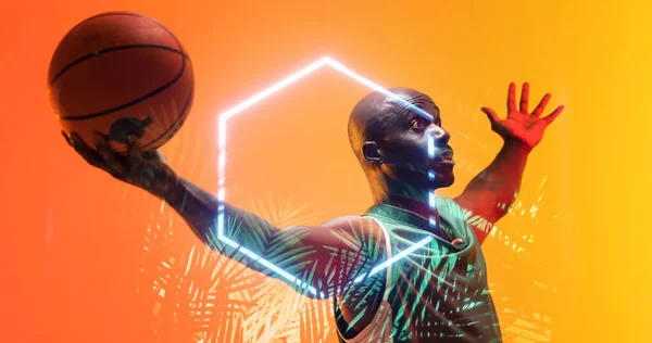 六角形と植物が輝くことによって拡張腕を持つ衝撃的なはげアフリカ系アメリカ人選手 バスケットボール コピースペース スポーツ イラスト — ストック写真