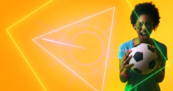 Birassische Fußballerin Mit Gesichtsbemalung Unter Brasilianischer Flagge Die Über Geometrischen — Stockfoto