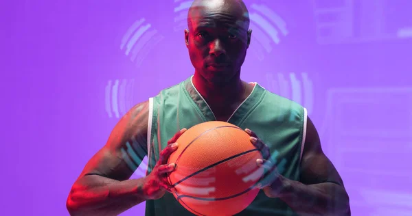アフリカ系アメリカ人のはげバスケットボール選手は 紫色の背景に円形のパターンを持つボールを保持 肖像画 コピースペース 複合体 スポーツ イラスト 形状と抽象的な概念 — ストック写真