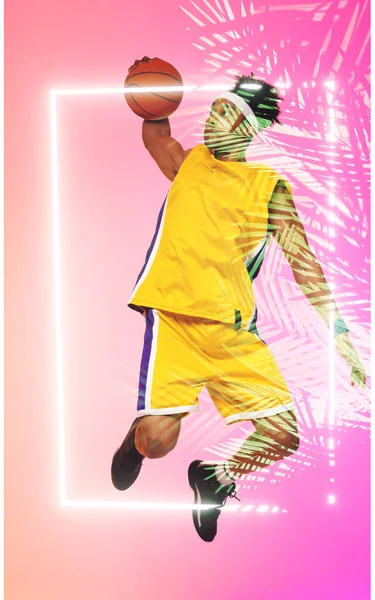 Komposit Pemain Basket Birasial Melompat Dan Mengambil Gambar Dengan Bola — Stok Foto