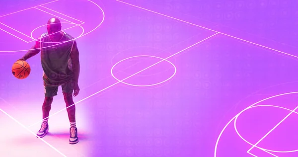 Skládá Plešatého Afrického Amerického Hráče Míčem Stojící Osvětleném Basketbalovém Hřišti — Stock fotografie