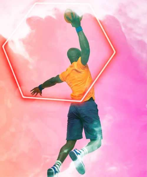 아프리카 미국인 대머리 남자가 연기가 배경에서 육각형으로 농구를 뒷모습 대머리 — 스톡 사진
