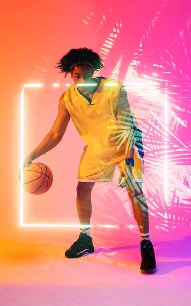 Pełna Długość Dwurasowy Męski Gracz Dryblujący Koszykówka Oświetlony Roślina Kwadrat — Zdjęcie stockowe