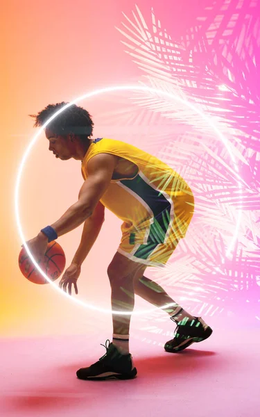 Compuesto Baloncesto Biracial Jugador Driblar Bola Por Círculo Iluminado Plantas — Foto de Stock
