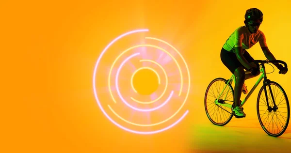 Biracial Γυναίκα Αθλητής Ιππασίας Ποδήλατο Φωτισμένο Κυκλικό Μοτίβο Κίτρινο Φόντο — Φωτογραφία Αρχείου