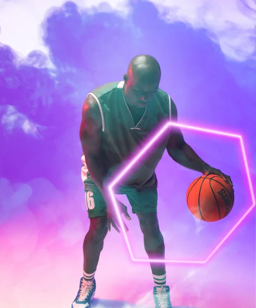 Afrikanischer Männlicher Basketballspieler Dribbelt Ball Durch Beleuchtetes Sechseck Auf Rauchigem — Stockfoto