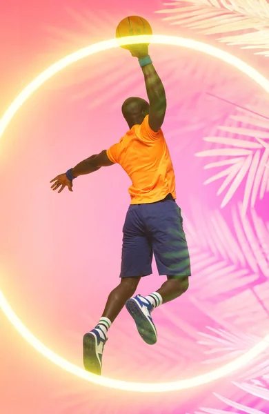 Вид Сзади Африканского Американского Баскетболиста Стреляющего Мячом Кругу Растениям Иллюминация — стоковое фото