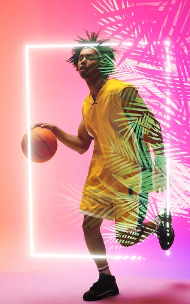 Plná Délka Biracial Basketbalista Kapání Míč Osvětlených Rostlin Obdélníku Kopírovat — Stock fotografie
