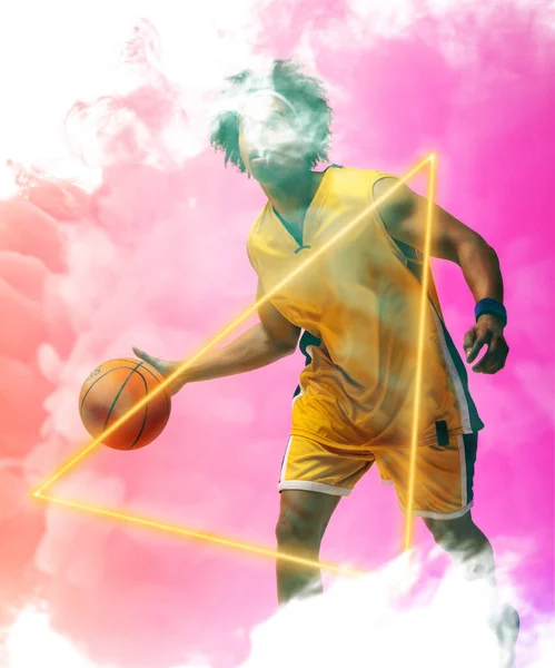 Compuesto Jugador Masculino Biracial Dribleando Baloncesto Por Triángulo Sobre Fondo —  Fotos de Stock